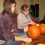 YouGend schnitzt Kürbisse